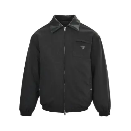 本地自取: Prada/普拉达 皮质领角标翻领棉服外套 原版24900购入,面布里布均为72%聚酯纤维 28%全棉布料,内里间棉600滴棉.门襟,口袋均对位,匠人精神.领子拼灯芯绒.对位一件衣服,一个人每天只能做3件.费时费工.菱格绗缝棉服,再生尼龙材质,保暖又有质感计.可拆卸马甲设计,穿搭灵活 领口拼接细节超有层次感.简约实用,通勤休闲都能轻松驾驭,秋冬叠穿长袖或卫衣都很时髦,摩登感满满!